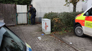 Im Außenbereich des Hauses in der Hölderlinstraße sind Blutspuren zu sehen.