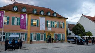 Polizeischutz für den AfD-Bürgerdialog im Palais Hirsch. Teilnehmer filmen die Gegendemonstration aus den Fenstern im Ober-geschoss. Solche Veranstaltungen in der guten Stube der Stadt soll es künftig nicht mehr geben.