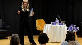 Bei der Comedy-Lesung von Anne Vogd wurde übers Gendern gesprochen.