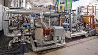 Mit Dampf wird die neue Turbine angetrieben, die im Zusammenspiel mit Getriebe und Generator (rechts) elektrische Leistung erzeugt.