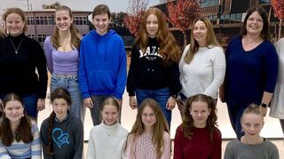Das „Zeitzeugen“-Projekt von Gauß-Gymnasium und Verein für Heimatgeschichte ist auf dem Weg: Darüber freuen sich Schulleiterin Anja Kaiser (hinten v. l.), die Schülerinnen Lea, Trinity, Caro und Heidi, die Lehrerinnen Renate Bischoff und Isabella Weise sowie die Vorsitzende des Vereins für Heimatgeschichte, Nina Auer, Radiojournalistin Doris Steinbeißer (vorne v. l.), Tamia, Marie, Alina, Luisa, Helena und Emma.