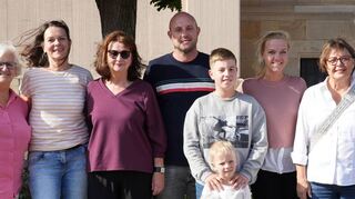 Gruppensprecherin Doris Roßrucker (v. l.), Agendabeauftragte Elke Schollenberger und Gruppensprecherin Lore Schmetzer freuen sich über die erfolgreiche Zusammenführung von Alexander, David, Julian und Viktoria Horst mit den Patengroßeltern Ingrid Meierhöfer und Michael Geiler.
