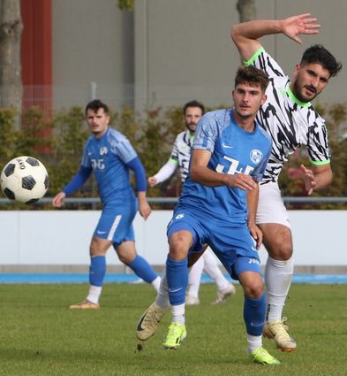 Die Schwetzinger um Mittelfeldspieler Tobias Stamm (blau) – hier im Zweikampf mit Aimann Kurt vom FV Brühl – wollen den Abwärtstrend stoppen.