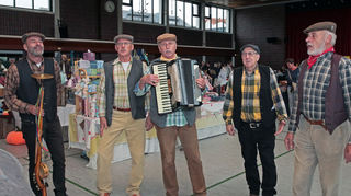 Die fünf Kerweborscht in voller Tracht und Pracht im letzten Jahr. Damals noch mit Hermann Dolezahl (zweiter v.r.), der auch Kerwe-Pfarrer war, und seinen Kollegen: Armin Wolf (v. l.), Manfred Müller, Roger Hillengass und Helmut Spieß.
