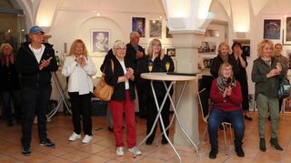 Zur Eröffnung der Ausstellung sind viele interessierte Besucher und Wegbegleiter des Künstlers in den Gewölberaum nach Oftersheim gekommen. Hier hängen nun bis 25. Oktober die Bilder des Oftersheimers.