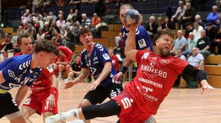 Der wieder einsatzfähige Sebastian Bösing (am Ball) trifft viermal für die HG beim Spiel gegen Aue.