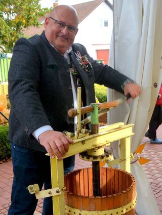 Der Brühler Amtsleiter Jochen Ungerer an der Apfelsaftpresse. Gemeinsam mit Katja Rheude hat er seitens der Gemeinde den Markt organisiert.