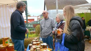 Bei Imker Günther Martin wird über alle Bienenprodukte gefachsimpelt. Bis das flüssige Gold letztendlich im Glas landet und verzehrt werdet kann, muss der Imker viel Arbeit in die Bienenvölker stecken.