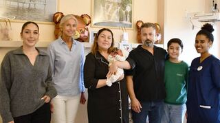 Karan ist das 500. Baby in der GRN-Klinik. Mit ihm freut sich seine Familie sowie die Chefärztin der Geburtshilfe, Dr. Annette Maleika (2. v. l.) samt Team.