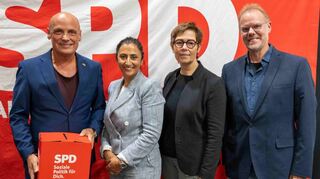 Landtagsvizepräsident Daniel Born (v. l.), Neza Yildirim, die SPD-Kreisvorsitzende Dr. Andrea Schröder-Ritzrau (Rhein-Neckar) und der Kreisvorsitzende Volker Geisel (Karlsruhe) hoffen, dass Yildirim 2025 in den Bundestag zieht.