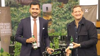 Für dieses Pils gibt Sandhausen sein Bestes: Im großen Ratssaal, wo sonst der Gemeinderat tagt, präsentieren Bürgermeister Hakan Günes (l.) und Max Spielmann, Geschäftsführer von Welde, das Sandhäuser Bier. Es wird zur Kerwe ausgeschenkt.