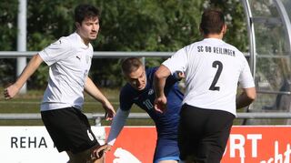 Gedoppelt wird der gegnerische Spieler beim 2:0 der Reilinger durch Jannis Gallo (l.) und Sebastian Mertens.