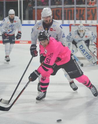 Eng am Gegenspieler: Mannheims Verteidiger Lukas Kälble ist hier Wolfsburgs Andy Miele (vorne) auf den Fersen.