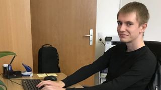 Seine Tuba (im Hintergrund) hat er auch im Büro dabei: Der neue FSJler der Schwetzinger Musikschule, Jonas Hiller, an seinem Arbeitsplatz.