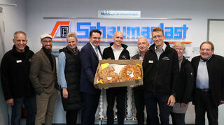 Gratulation mit Gebäck: Thorsten Völlmer (v. l.), Jochen Lochner, Barbara Vogel, Stefan Weisbrod, Bernhard Hauck, Walter Klein, Thomas Plautz, Anette Schweiger und Helmut Müller.