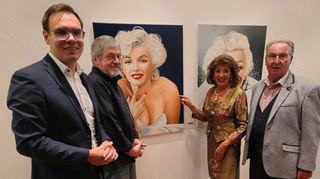 Bürgermeister Kevin Weirether, Künstler Lothar Bergmann sowie das Ehepaar Marianne und Wolfgang Treiber bei der Eröffnung der Ausstellung im Alten Bahnhof.
