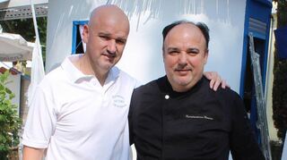 Vangelis (l.) und Konstantinos Nasios betreiben gemeinsam das Restaurant Artemis. Sie fordern die Wiedereinführung des reduzieren Mehrwertsteuersatzes für den Vor-Ort-Verzehr in der Gastronomie.