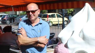 Marco Paladini vom Eiscafé Pizzeria Aquila spürt deutlich, dass die Menschen weniger Geld haben. Trotz schönem Wetter ärgert er sich über die zurückgenommene Unterstützung.