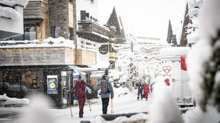 St. Anton am Arlberg tief verschneit: Der Kultort versprüht im Winter einen besonderen Charme, den man als alpiner Skifan erlebt haben sollte. Skisaisonstart 2024/25 ist der 4. Dezember.