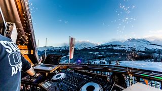 Ein Tipp für jene, die neben dem Skifahren sowohl Wellness und eine gute Küche als auch Party mögen: Das My Alpenwelt Resort liegt auf 1600 Höhenmetern, direkt an der Gondel in Königsleiten in der Zillertal Arena. Das Haus ist für seinen legendären Aprés-Ski-Schirm bekannt, bei dem sich das Dach automatisch öffnet und Top-DJ’s die Berge zum Klingen bringen (Foto) – www.myalpenweltresort.at.