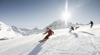 In Nauders am Reschenpass - an der Tiroler Grenze zu Südtirol - gibt es spezielle Preise zum Winterstart: So spart man vom 7. bis 20. Dezember 2024 bei Mehrtageskarten bis zu 35 Prozent.