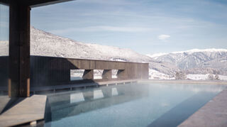 Unser Hoteltipp: Das Alpinhotel Keil ist ein spezialisiertes Ski- und Genusshotel in bester Lage am Kronplatz in Olang, Südtirol. Zum Skisaisonauftakt gibt es hier bei einem Aufenthalt mit vier Übernachtungen sogar eine Nacht geschenkt. Da lässt sich die Aussicht aus dem Panaromapool doch gleich noch mehr genießen ... Mehr Infos: www.alpinhotel.it.