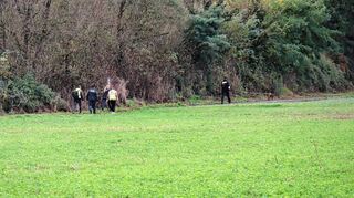 Das weitläufige Gebiet wurde von den Beamtinnen und Beamten am Dienstag genau unter die Lupe genommen. Unter anderem war ein Hund im Einsatz.