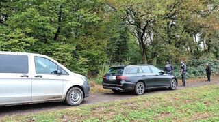 Die Polizei war am Dienstag noch einmal mit einigen Beamtinnen und Beamten vor Ort am Auffindeort der Toten in der Nähe der Waldrennbahn.