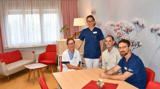 Pflegefachkraft Nicole Kern (v.l.), Oberärztin Dr. Adriana Heiland, Schatzmeister Christoph Tröscher und Chefarzt Dr. Andreas Baier stellen das neue „Wohnzimmer“ der Abteilung für Palliativmedizin vor.