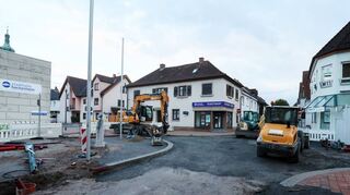 Lückenschluss an der Kreuzung Rathaus-/Ottostraße zwischen Rathaus und Stadthalle (links): Die beiden erledigten Abschnitte des Ausbaus der Rathausstraße werden bis kommenden Freitag zusammengeführt.