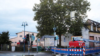 Platz schaffen für die Umgestaltung des Knotenpunkts Südring, Reilinger Straße, Ringstraße und Obere Hauptstraße: Das ist der Anlass für den Abriss des Eckgebäudes Obere Hauptstraße 92, für den seit 7. Oktober eine halbseitige Sperrung eingerichtet ist.