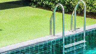 Immer wieder landen Anträge beim Technischen Ausschuss in Brühl, in denen es um den Bau von Swimmingpools in den Gärten der Hufeisengemeinde geht.
