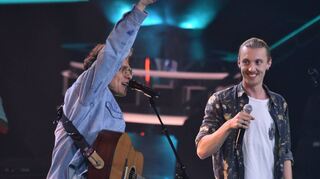 Marc Phillips (rechts) aus Plankstadt entscheidet sich nach einer kurzen Showeinlage mit Tim Kamrad für dessen Team. „The Voice“ ist immer donnerstags auf ProSieben und freitags auf Sat.1 zu sehen