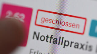 Auf einer Internetseite für Arztpraxen im ärztlichen Bereitschaftsdienst ist ein Hinweis auf eine Notfallpraxis dargestellt.