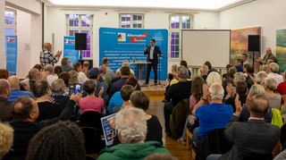 Dieses Bild vom jüngsten AfD-Treffen im Palais Hirsch wird es nicht mehr geben: In Zukunft sind dort keine politischen Veranstaltungen mehr möglich.
