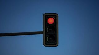 Manchmal gelten andere Regeln an der Ampel: Das Überfahren einer roten Ampel kann in Notfällen notwendig sein.