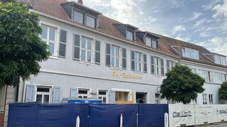 Das Gebäude der ehemaligen Hof-Apotheke in der Hebelstraße wird derzeit für eine Rathausnutzung umgebaut. Jetzt muss dort auch noch das Generationenbüro einziehen.