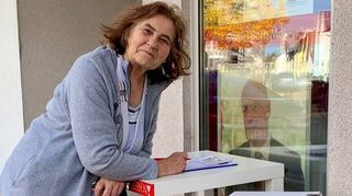 Karin Schardt aus Hockenheim ist extra ins Wahlkreisbüro von Daniel Born gekommen, um für den Erhalt des Bereitschaftsdienstes zu unterschreiben.