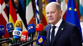 Ungewöhnlich lange im Scheinwerferlicht: Bundeskanzler Olaf Scholz spricht mit Journalisten bei seiner Ankunft zu dem EU-Gipfel in Brüssel.