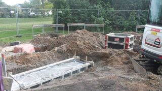 Die Fundamentarbeiten für den Wiederaufbau des Forstpavillons haben begonnen, nun muss der Beton aushärten, bevor es oberirdisch weitergeht.