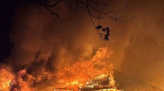 Nichts zu retten: Als die Feuerwehr in der Nacht zum 10. Juni 2023 am Brandort eintrifft, steht der Pavillon schon in Vollbrand.