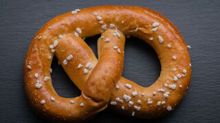 Martinsbrezel aus Hefeteig: Ein Symbol des Teilens.