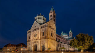 Der Speyrer Martinsumzug endet traditionell am Dom, einem der bedeutendsten Bauwerke der Stadt und UNESCO-Weltkulturerbe.
