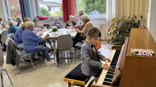 Der siebenjähriger Ketscher Anselm Inselmann bereitet mit seinem großen Talent am Klavier den Senioren beim Altennachmittag musikalischen Hochgenuss.