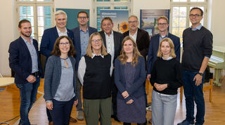 Sie gestalten den Klimatag 2024 der Partnerstädte Schwetzingen und Schrobenhausen: Tobias Kern (hinten v. l./ Stabstelle Klima- und Umweltschutz Schrobenhausen), Matthias Steffan ( Bürgermeister Schwetzingen), Dr. Sebastian Brandmayr (Technischer Vorstand Stadtwerke Schrobenhausen), Harald Reisner (Bürgermeister Schrobenhausen), Wolfgang Leberecht (Amt für Stadtentwicklung Schwetzingen), Björn Weber (Moderator/Deutsches Institut für Urbanistik), Erwin Tenhumberg (Schwetzingen) sowie: Jana Garbrecht (vorne v. l., Stadt Schwetzingen), Claudia Fiß (Referat „Umwelt, Energie und Klima“ und stellvertretende Fraktionssprecherin der Grünen im Gemeinderat Schrobenhausen) Maike Berkemeier (Klimaschutzmanagerin Schwetzingen) und Mascha Overath (Moderatorin/Deutsches Institut für Urbanistik)