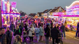 Bunte Lichter am Abend: Der Rummel zieht mit einbrechender Dunkelheit viele Besucher auf den Festplatz, die das breite Angebot der Schausteller gerne nutzen.