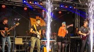 Feuriger Auftritt der Mannheimer Band „The B.flats“: Erdmann Zippel am Bass (v. l.), Marc Braun an der Gitarre, Rick Müller-Welt am Schlagzeug, Sylvia Harendarski Gesang, Aylin Heim am Keyboard und Oliver Schönborn mit Gitarre und Gesang.