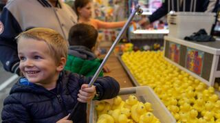 Da weiß einer, wie es geht: Elias aus Plankstadt hat schon viele Enten geangelt und freut sich über seine Gewinne.