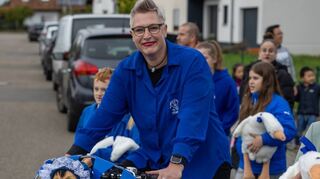 Die Kerweschlumbel auf dem Weg zum Kerweplatz: Natürlich lässt sie sich gebührend per Fahrrad vom PCC kutschieren.