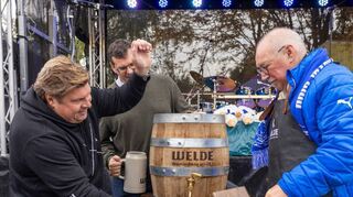 Gekonnt mit dem zweiten Schlag lässt Wolfgang Eichhorn, Ehrenvorsitzender des Plankstadter Carneval-Clubs (r.), das Bier sprudeln.